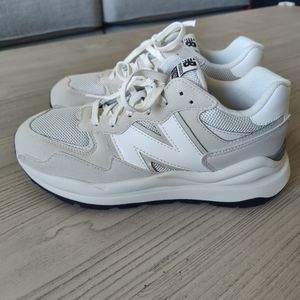 New balance gym shoes sneakers NWOT boys 6, women's 7.5 57/40